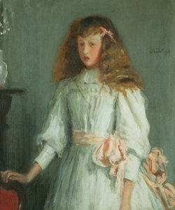 Une jeune fille en robe blanche