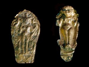 Art phénicien : deux statuettes en or martelé, à gauche la déesse Ishtar (Inanna ou Astarté) sur une plaque, à droite, une déesse de la fertilité avec les bras levés du site de Tink El Beida, Syrie. XVe-XIIe siècle av. J.-C. Paris, Musée du Louvre