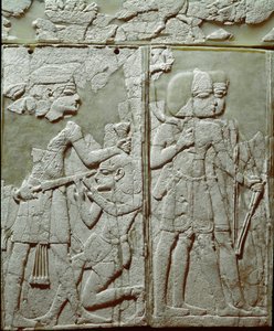 Civilisation phénicienne : ornement de lit avec un bas-relief en ivoire représentant un roi menaçant un ennemi. Du site d