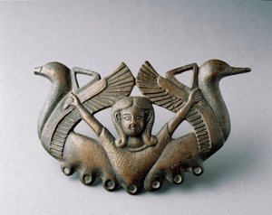Art phénicien : représentation de la déesse Astarté. Elle est entourée de deux oiseaux prenant leur envol. Sculpture en bronze du 6e siècle av. J.-C. De Séville. Dim. 16 cm Séville, musée archéologique - Phoenician School