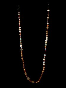 Civilisation phénicienne : collier en or, argent, cornaline et pâte de verre. Dim. 97 cm VIe siècle av. J.-C. Musée de Carthagène, Espagne - Phoenician School