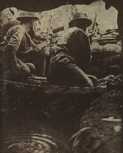 Soldats australiens dans une tranchée remplie d
