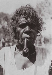 Lys sombre fume le calumet de la paix - Photographer Australian