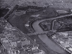 Melbourne : Vue aérienne des gares ferroviaires de Jolimont et de la rivière Yarra, montrant une petite section de la ville et Richmond au loin