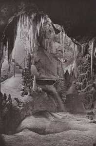 Scène dans les célèbres grottes de Jenolan, Nouvelle-Galles du Sud (photo en noir et blanc) - Photographer Australian