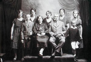 Famille avec de nombreux enfants, début du XXe siècle - Photographer Austrian