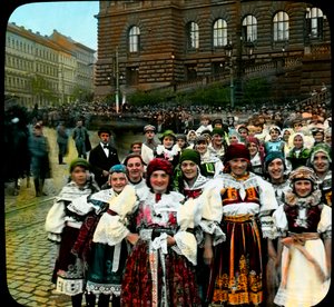 Jeunes femmes en costumes nationaux, Place Venceslas, Prague, Tchécoslovaquie, c.1921