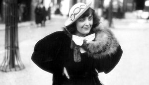 La chanteuse française Edith Piaf à Montmartre