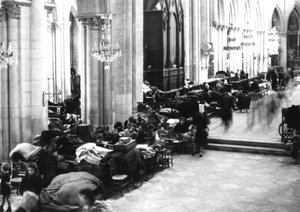 Personnes se réfugiant dans la cathédrale de Caen, juillet 1944 - Photographer French