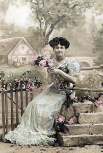 Femme avec une guirlande de fleurs, carte postale, c. 1900