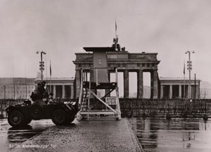 Voiture blindée britannique à la frontière entre Berlin-Est et Berlin-Ouest à la porte de Brandebourg