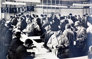 Citoyens est-allemands faisant la queue pour obtenir des permis pour rendre visite à des proches en Occident - Photographer German