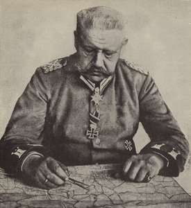 Le maréchal von Hindenburg étudiant une carte - Photographer German