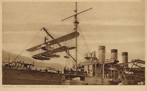 Avion naval français étant levé sur un navire - Photographer German