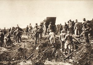 Batterie allemande avançant sur un terrain difficile avant Fismes, capturés français au premier plan prêts à être transportés - Photographer German