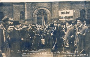Civils et soldats allemands à Berlin, novembre 1918 (photo en noir et blanc)