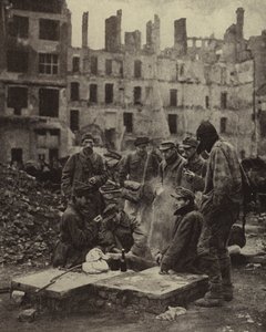 Prisonniers de guerre allemands libérés de captivité en Union soviétique au milieu des ruines de Berlin - Photographer German