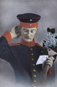 Soldat allemand tenant une note et un bouquet de fleurs - Photographer German