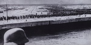 Soldat allemand surveillant des prisonniers alliés sur la plage de Dunkerque, France, Seconde Guerre mondiale, juin 1940 (photo n/b)
