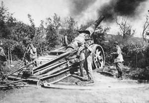 Soldats allemands tirant avec un canon lourd (photo n/b) - Photographer German