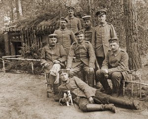 Groupe de soldats allemands avec un chien