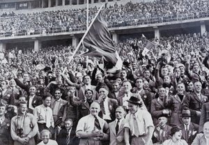 Supporters italiens soutenant leurs athlètes dans le stade aux Jeux Olympiques, Berlin, Allemagne - Photographer German