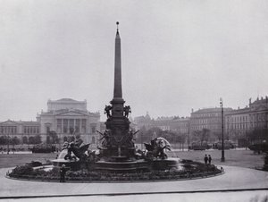 Leipzig : Mendebrunnen sur Augustusplatz et Nouveau Théâtre - Photographer German