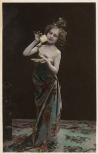 Petite fille déguisée buvant du thé - Photographer German