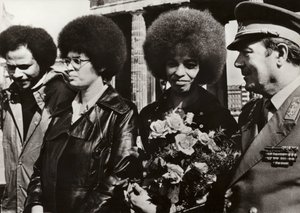 Le 11 septembre 1972, la courageuse communiste américaine et défenseure des droits civiques Angela Davis a été cordialement accueillie par les soldats de l