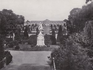 Potsdam, Monument de Frédéric le Grand et vue sur le Château de Sanssouci - Photographer German