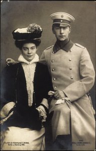 Princesse Cécilie avec Prince Guillaume, Manteau et Chapeau - Photographer German