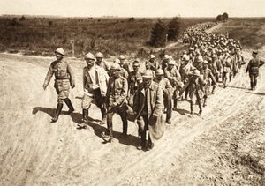 Prisonniers roumains arrivant de la bataille de Focsani - Photographer German