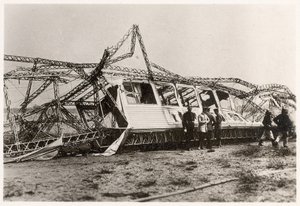 Les ruines du Zeppelin LZ10 "Schwaben" après sa destruction le 28 juin 1912 - Photographer German