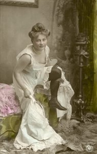 Fille se déshabillant