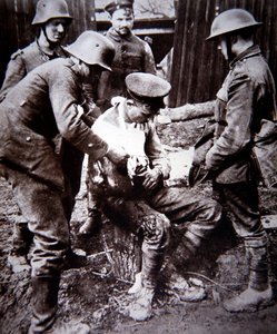 Infirmier Allemand de la Première Guerre Mondiale Soignant un Soldat Britannique Blessé sur le Front Occidental
