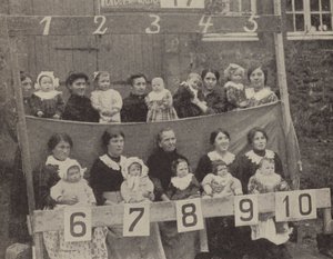 Femmes et enfants de la France occupée posant pour une photographie allemande - Photographer German