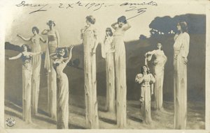 Femmes sur échasses déguisées en asperges