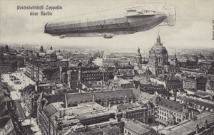 Dirigeable Zeppelin survolant Berlin - Photographer German