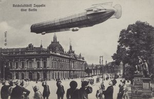 Dirigeable Zeppelin survolant Berlin - Photographer German