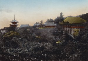 Japon, vers 1912 : Temple Kiyomizu, célèbre pour sa scène suspendue au bord d