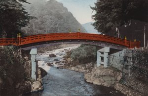 Japon, vers 1912 : Pont Sacré à Nikko, à 90 miles au nord de Tokyo (photo) - Photographer Japanese