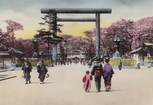 Japon, c.1912 : Le gigantesque Torii en bronze pour Shokonsha ou sanctuaire invoquant les esprits des soldats morts dans les troubles nationaux, Tokyo - Photographer Japanese