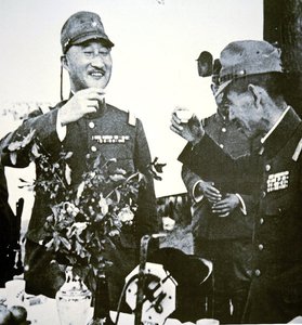 Les généraux japonais Terauchi et Hata trinquent avec du saké à la chute de Hsuchow, Chine en mai