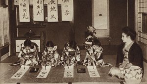 Écolières japonaises écrivant avec des pinceaux dans une classe de maternelle (photo n/b) - Photographer Japanese