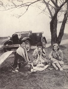 Femmes japonaises à un pique-nique portant des vêtements occidentaux (photo n/b) - Photographer Japanese