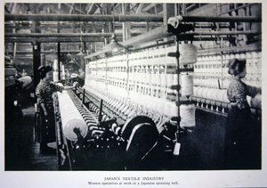 Femmes opératrices au travail dans une filature japonaise - Photographer Japanese