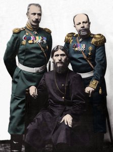 Grigory Iefimovich Novykh, connu sous le nom de Raspoutine (1869-1916) avec le capitaine von Lohman et le prince colonel Putyatin. (De gauche à droite : Prince Mikhail Putyatin, Grigory Raspoutine et Colonel D Loman)