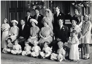 Photo de groupe de mariage de Lord Hartington et Amanda avec SM la Reine et la Reine Mère, 28 juin 1967