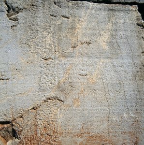 Mur avec inscriptions près du Temple d