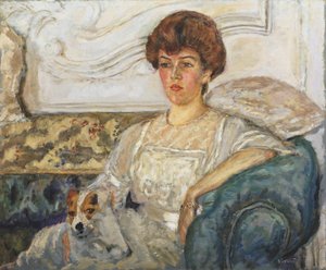Femme sur un canapé bleu